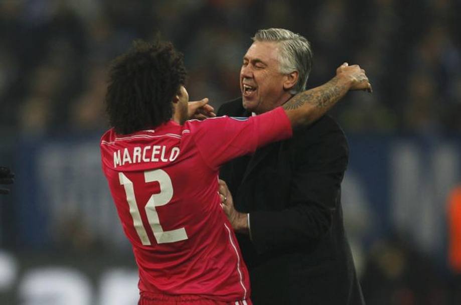L&#39;abbraccio tra Marcelo, 26 anni, e Carlo Ancelotti, 55, dopo il secondo gol del Real allo Schalke nell&#39;andata degli ottavi di Champions. Afp